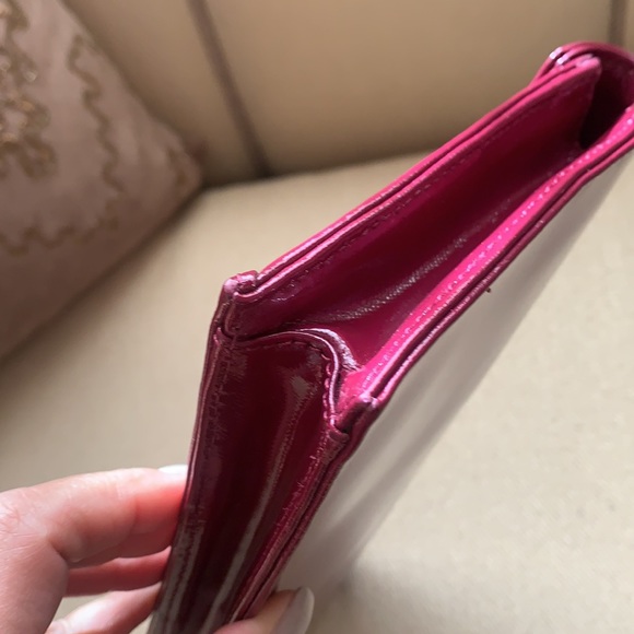 TORY BURCH PATENT CLUTCH! - Picture 5 of 12